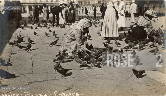 -VENEZIA, FOTOGRAFIE DI UN TURISTA AMERICANO IN VIAGGIO A VENEZIA, PIAZZA S. MARCO, 1908 C.A. CARTONCINO AI SALI DARGENTO, CM 13,8X8  ©ARCHIVIO Graziano Arici/Rosebud2  PERSONA, PICCIONI, FOTOANTICHE.-VENICE, PICTURES OF AN AMERICAN TURIST IN VENICE, PIAZZA S. MARCO, 1908 C.A. SILVER SALT PRINT, CM 13,8X8 ©Graziano Arici/Rosebud2 