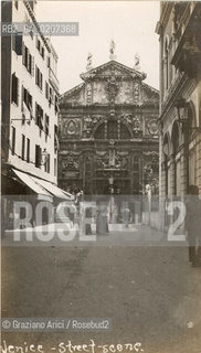 -VENEZIA, FOTOGRAFIE DI UN TURISTA AMERICANO IN VIAGGIO A VENEZIA, VENICE-STREET-SCENE, VIA 22 MARZO E CHIESA DI S. MOISE, 1908 C.A. CARTONCINO AI SALI DARGENTO, CM 7,8X13,6  ©ARCHIVIO Graziano Arici/Rosebud2  FOTOANTICHE.-VENICE, PICTURES OF AN AMERICAN TURIST IN VENICE, VENICE-STREET-SCENE, VIA 22 MARZO E CHIESA DI S. MOISE, 1908 C.A. SILVER SALT PRINT, CM 7,8X13,6 ©Graziano Arici / rosebud2