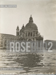 -VENEZIA, FOTOGRAFIE DI UN TURISTA AMERICANO IN VIAGGIO A VENEZIA, SANTA MARIA DELLA SALUTE, 1908 C.A. CARTONCINO AI SALI DARGENTO, CM 7,7X10  ©ARCHIVIO Graziano Arici/Rosebud2  CHIESA, FOTOANTICHE.-VENICE, PICTURES OF AN AMERICAN TURIST IN VENICE, SANTA MARIA DELLA SALUTE, 1908 C.A. SILVER SALT PRINT, CM 7,7X10 ©Graziano Arici / rosebud2