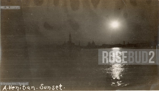 -VENEZIA, FOTOGRAFIE DI UN TURISTA AMERICANO IN VIAGGIO A VENEZIA, A-VENETIAN-SUNSET, 1908 C.A. CARTONCINO AI SALI DARGENTO, CM 13,6X8  ©ARCHIVIO Graziano Arici/Rosebud2  TRAMONTO FOTOANTICHE.-VENICE, PICTURES OF AN AMERICAN TURIST IN VENICE, A-VENETIAN-SUNSET, 1908 C.A. SILVER SALT PRINT, CM 13,6X8 ©Graziano Arici/Rosebud2 