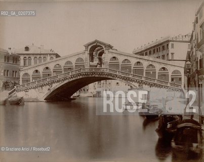 -VENEZIA, SENZA INDICAZIONE DAUTORE, PONTE DI RIALTO,POST 1881. STAMPA ALLALBUMINA, CM 24,2X219,3 ©ARCHIVIO Graziano Arici/Rosebud2  GONDOLA FOTOANTICHE.-VENICE, NO AUTHORS INDICATION, PONTE DI RIALTO, POST 1881 ALBUMEN PHOTOGRAPH, CM 24,2X19,3©Graziano Arici/Rosebud2 