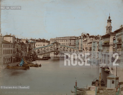 -VENEZIA, SENZA INDICAZIONE DAUTORE, PONTE DI RIALTO,1870 C.A. STAMPA ALLALBUMINA COLORATA A MANO, CM 25,2X 19,6 ©ARCHIVIO Graziano Arici / rosebud2. GONDOLA FOTOANTICHE.-VENICE, NO AUTHORS INDICATION, PONTE DI RIALTO, 1870 C.A. ALBUMEN HAND COLOURED PHOTOGRAPH, CM 25,2X 19,6  ©Graziano Arici/Rosebud2 