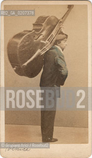 -VENEZIA, CARLO PONTI, SUONATORE DI CONTRABBASSO, SENZA DATA. STAMPA ALLALBUMINA COLORATA A MANO INCOLLATA SU CARTONCINO, CARTE DE VISITE, CM 10,6X6,4  ©ARCHIVIO Graziano Arici/Rosebud2  POSATA IN STUDIO, MESTIERI, FOTOANTICHE.-VENICE, CARLO PONTI, MUSIC PLAYER, UNDATED. ALBUMEN PHOTOGRAPH HAND COLORED MOUNTED ON CARDBOARD, CARTE DE VISITE, CM 10,6X6,4 ©Graziano Arici / rosebud2