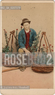 -VENEZIA, CARLO PONTI, VENDITORE DI FIORI, SENZA DATA. STAMPA ALLALBUMINA COLORATA A MANO INCOLLATA SU CARTONCINO, CARTE DE VISITE, CM 10,6X6,4  ©ARCHIVIO Graziano Arici/Rosebud2  POSATA IN STUDIO, MESTIERI, FOTOANTICHE.-VENICE, CARLO PONTI, FLOWER SELLER, UNDATED. ALBUMEN PHOTOGRAPH HAND COLORED MOUNTED ON CARDBOARD, CARTE DE VISITE, CM 10,6X6,4 ©Graziano Arici / rosebud2