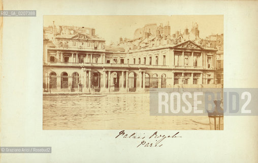 -PARIGI, SENZA INDICAZIONE DAUTORE, PALAIS ROYAL, 1871. STAMPA ALLALBUMINA INCOLLATA SU CARTONE, CM 15,5X10  ©ARCHIVIO Graziano Arici/Rosebud2  PALAZZO REALE INCENDIATO, ROVINE, COMUNE DI PARIGI FOTOANTICHE.-PARIS, NO AUTHORS INDICATION, PALAIS ROYAL, 1871. ALBUMEN PHOTOGRAPH MOUNTED ON CARDBOARD, CM 15,5X10 ©Graziano Arici / rosebud2
