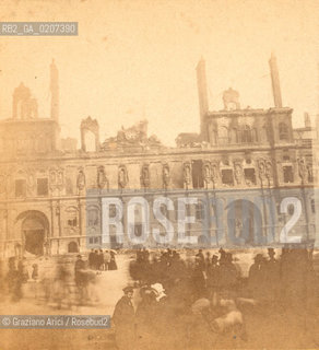 -PARIGI, SENZA INDICAZIONE DAUTORE, HOTEL DE VILLE INCENDIE, 1871. STAMPA ALLALBUMINA INCOLLATA SU CARTONE, FOTOGRAFIA STEREOSCOPICA,  CM 17,3X8,4  ©ARCHIVIO Graziano Arici/Rosebud2   HOTEL DE VILLE INCENDIATO, ROVINE, COMUNE DI PARIGI FOTOANTICHE.-PARIS, NO AUTHORS INDICATION, HOTEL DE VILLE INCENDIE, 1871. ALBUMEN PHOTOGRAPH MOUNTED ON CARDBOARD, STEREOSCOPICAL PHOTOGRAPH,  CM 17,3X8,4 ©Graziano Arici / rosebud2