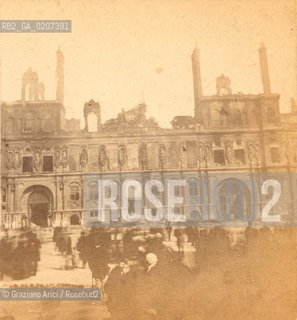 -PARIGI, SENZA INDICAZIONE DAUTORE, HOTEL DE VILLE INCENDIE, 1871. STAMPA ALLALBUMINA INCOLLATA SU CARTONE, FOTOGRAFIA STEREOSCOPICA,  CM 17,3X8,4  ©ARCHIVIO Graziano Arici/Rosebud2   HOTEL DE VILLE INCENDIATO, ROVINE DI PARIGI, COMUNE DI PARIGI FOTOANTICHE.-PARIS, NO AUTHORS INDICATION, HOTEL DE VILLE INCENDIE, 1871. ALBUMEN PHOTOGRAPH MOUNTED ON CARDBOARD, STEREOSCOPICAL PHOTOGRAPH,  CM 17,3X8,4 ©Graziano Arici / rosebud2