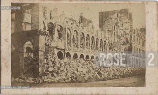 -PARIGI, VIGE PHOTO RUE DE LECOLE DE MEDECINE, MINISTERE DES FINANCES, 1871. STAMPA ALLALBUMINA INCOLLATA SU CARTONE, CARTE DE VISITE, CM 10,3X6,9  ©ARCHIVIO Graziano Arici/Rosebud2  SCUOLA DI MEDICINA E MINISTERO DELLA FINANZE, COMUNE DI PARIGI, ROVINE DI PARIGI FOTOANTICHE.-PARIS, VIGE PHOTO RUE DE LECOLE DE MEDECINE, MINISTERE DES FINANCES, 1871. ALBUMEN PHOTOGRAPH MOUNTED ON CARDBOARD, CARTE DE VISITE CM 10,3X6,9 ©Graziano Arici / rosebud2