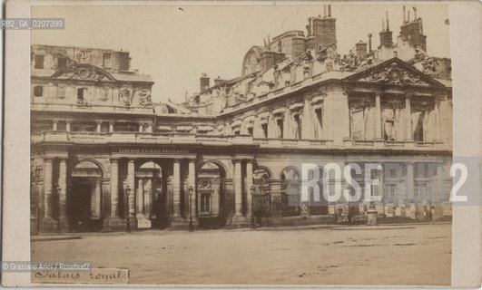-PARIGI, SENZA INDICAZIONE DAUTORE, RUINES DES PALAIS ROYAL, 1871. STAMPA ALLALBUMINA INCOLLATA SU CARTONE, CARTE DE VISITE, CM 10,3X6,9  ©ARCHIVIO Graziano Arici/Rosebud2  COMUNE DI PARIGI, ROVINE DEL PALAZZO REALE, FOTOANTICHE.-PARIS, NO AUTHORS INDICATION, RUINES DES PALAIS ROYAL, 1871. ALBUMEN PHOTOGRAPH MOUNTED ON CARDBOARD, CARTE DE VISITE CM 10,3X6,9 ©Graziano Arici / rosebud2