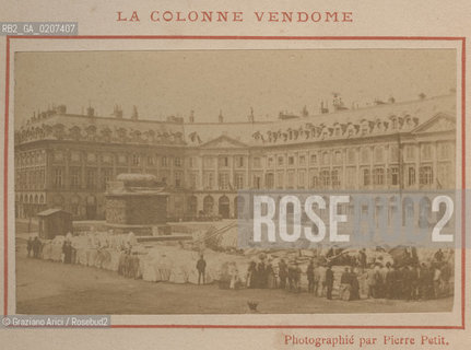 -PARIGI, PIERRE PETIT, LA COLONNE VENDOME, MAGGIO 1871. STAMPA ALLALBUMINA INCOLLATA SU CARTONE CONTENUTA NEL LIBRO GUIDE RECUEIL DE PARIS BRULE, CM 9X5,4  ©ARCHIVIO Graziano Arici/Rosebud2  LA COLONNA VENDOME ROVESCIATA, COMUNE DI PARIGI, FOTOANTICHE.-PARIS, PIERRE PETIT, LA COLONNE VENDOME, MAY 1871. ALBUMEN PHOTOGRAPH MOUNTED ON CARDBOARD CONTENT IN THE BOOK GUIDE RECUEIL DE PARIS BRULE, CM 9X5,4 ©Graziano Arici / rosebud2