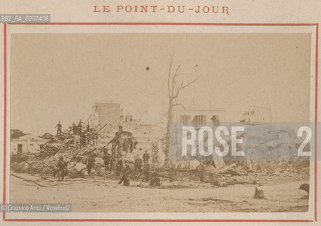 -PARIGI, PIERRE PETIT, LE POINT DU JOUR, MAGGIO 1871. STAMPA ALLALBUMINA INCOLLATA SU CARTONE CONTENUTA NEL LIBRO GUIDE RECUEIL DE PARIS BRULE, CM 9X5,4  ©ARCHIVIO Graziano Arici/Rosebud2  PONTE, ROVINE, COMUNE DI PARIGI FOTOANTICHE.-PARIS, PIERRE PETIT, LE POINT DU JOUR, MAY 1871. ALBUMEN PHOTOGRAPH MOUNTED ON CARDBOARD CONTENT IN THE BOOK GUIDE RECUEIL DE PARIS BRULE, CM 9X5,4 ©Graziano Arici / rosebud2