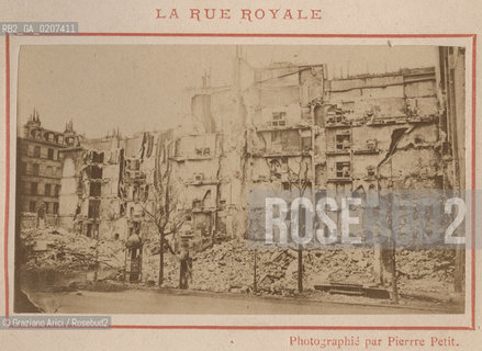 -PARIGI, PIERRE PETIT,  LA RUE ROYALE, MAGGIO 1871. STAMPA ALLALBUMINA INCOLLATA SU CARTONE CONTENUTA NEL LIBRO GUIDE RECUEIL DE PARIS BRULE, CM 9X5,4  ©ARCHIVIO Graziano Arici/Rosebud2   STRADA E CASE, ROVINE, COMUNE DI PARIGI FOTOANTICHE.-PARIS, PIERRE PETIT, LA RUE ROYALE, MAY 1871. ALBUMEN PHOTOGRAPH MOUNTED ON CARDBOARD CONTENT IN THE BOOK GUIDE RECUEIL DE PARIS BRULE, CM 9X5,4 ©Graziano Arici / rosebud2
