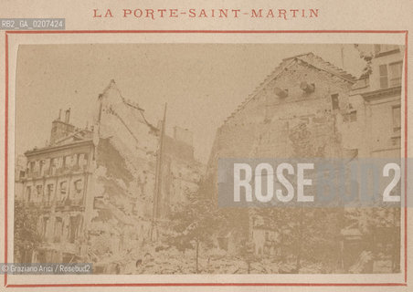 -PARIGI, PIERRE PETIT, LA PORTE SAINT MARTIN, MAGGIO 1871. STAMPA ALLALBUMINA INCOLLATA SU CARTONE CONTENUTA NEL LIBRO GUIDE RECUEIL DE PARIS BRULE, CM 9X5,4  ©ARCHIVIO Graziano Arici/Rosebud2   LA PORTA DI SAN MARTINO, ROVINE, COMUNE DI PARIGI FOTOANTICHE.-PARIS, PIERRE PETIT, LA PORTE SAINT MARTIN, MAY 1871. ALBUMEN PHOTOGRAPH MOUNTED ON CARDBOARD CONTENT IN THE BOOK GUIDE RECUEIL DE PARIS BRULE, CM 9X5,4 ©Graziano Arici / rosebud2