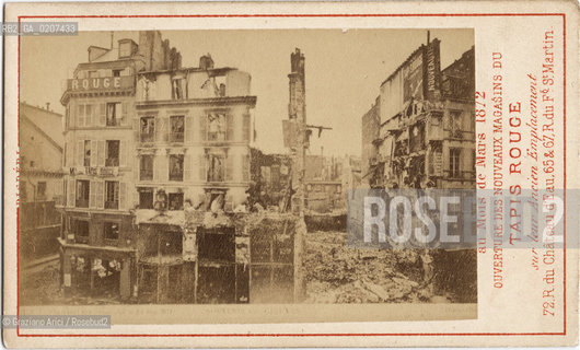 -PARIGI, SENZA INDICAZIONE DAUTORE, OUVERTURE DES NOUVEAUX MAGASINS DU TAPIS ROUGE, 1871. STAMPA ALLALBUMINA INCOLLATA SU CARTONE, CARTE DE VISITE, CM 10,4X6,2  ©ARCHIVIO Graziano Arici/Rosebud2  PUBBLICITA DEL NEGOZIO TAPIS ROUGE CHE MOSTRA COMERA LA ZONA UN ANNO PRIMA, ROVINE DI PARIGI DOPO LA  COMUNE, FOTOANTICHE.-PARIS, NO AUTHORS INDICATION, OUVERTURE DES NOUVEAUX MAGASINS DU TAPIS ROUGE, 1871. ALBUMEN PHOTOGRAPH MOUNTED ON CARDBOARD, CARTE DE VISITE CM 10,4X6,2 ©Graziano Arici / rosebud2