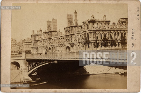-PARIGI, J.R., RUINES DE PARIS - HOTEL DE VILLE ET PONT DARCOLE, 1871. STAMPA ALLALBUMINA INCOLLATA SU CARTONE, CARTE DE VISITE, CM 16,3X10,5  ©ARCHIVIO Graziano Arici/Rosebud2   ROVINE, COMUNE  DI PARIGI, PONTE  FOTOANTICHE.-PARIS, J.R., RUINES DE PARIS - HOTEL DE VILLE, 1871. ALBUMEN PHOTOGRAPH MOUNTED ON CARDBOARD, CARTE DE VISITE CM 16,3X10,5 ©Graziano Arici / rosebud2