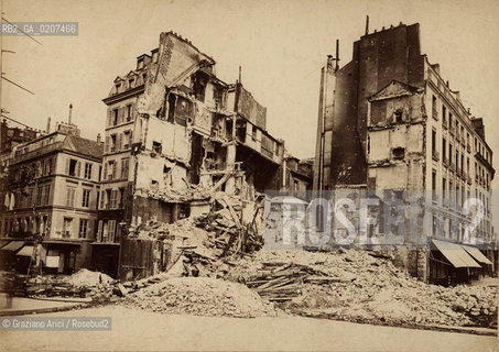 -PARIGI, A. LIEBERT, ROVINE DI PARIGI - NEGOZIO DI UN FOTOGRAFO, 1871. STAMPA ALLALBUMINA INCOLLATA SU CARTONE, CM 25X18  ©ARCHIVIO Graziano Arici/Rosebud2  COMUNE DI PARIGI FOTOANTICHE.-PARIS, A. LIEBERT, RUINS OF PARIS - SHOP OF PHOTO, 1871. ALBUMEN PHOTOGRAPH MOUNTED ON CARDBOARD, CM 25X18 ©Graziano Arici / rosebud2
