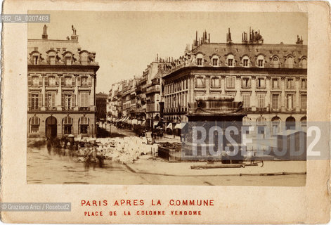-PARIGI, SENZA INDICAZIONE DAUTORE, PARIS APRES LA COMMUNE - PLACE DE LA COLONNE VENDOME, 1871. STAMPA ALLALBUMINA INCOLLATA SU CARTONE, CARTE DE VISITE, CM 10,4X6,2  ©ARCHIVIO Graziano Arici/Rosebud2   ROVINE DI PARIGI DOPO LA  COMUNE, COLONNA VENDOME ROVESCIATA, FOTOANTICHE.-PARIS, NO AUTHORS INDICATION, PARIS APRES LA COMMUNE - PLACE DE LA COLONNE VENDOME, 1871. ALBUMEN PHOTOGRAPH MOUNTED ON CARDBOARD, CARTE DE VISITE CM 10,4X6,2 ©Graziano Arici / rosebud2