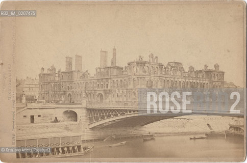 -PARIGI, SOULIER, HOTEL DE VILLE ET PONT DARCOLE, HOTEL DE VILLE INCENDIATO, MAGGIO 1871. STAMPA ALLALBUMINA INCOLLATA SU CARTONE, CARTE DE VISITE, CM 15,3X10,5  ©ARCHIVIO Graziano Arici/Rosebud2  HOTEL DE VILLE INCENDIATO,PONTE, ROVINE, COMUNE DI PARIGI, FOTOANTICHE.-PARIS, SOULIER, HOTEL DE VILLE THAT BURNING, MAY 1871. ALBUMEN PHOTOGRAPH MOUNTED ON CARDBOARD, CARTE DE VISITE CM 15,3X10,5 ©Graziano Arici/Rosebud2 