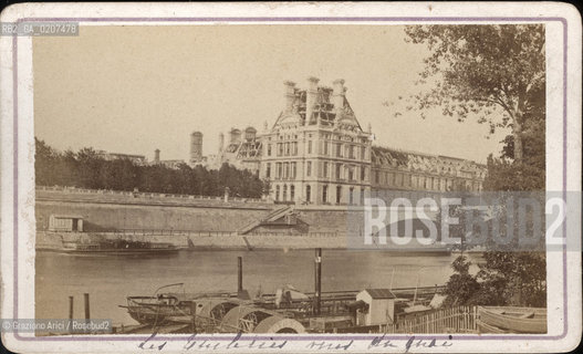 -PARIGI, SENZA INDICAZIONE DAUTORE, LE TUILERIES, 1871. STAMPA ALLALBUMINA INCOLLATA SU CARTONE,CARTE DE VISITE, CM 10,5X6,3 ©ARCHIVIO Graziano Arici/Rosebud2    COMUNE DI PARIGI, PALAZZO DE LE TUILERIES VISTO DALLA BANCHINA, FOTOANTICHE.-PARIS, NO AUTHORS INDICATION, LE TUILERIES, 1871. ALBUMEN PHOTOGRAPH MOUNTED ON CARDBOARD, CARTE DE VISITE, CM 10,5X6,3 ©Graziano Arici / rosebud2