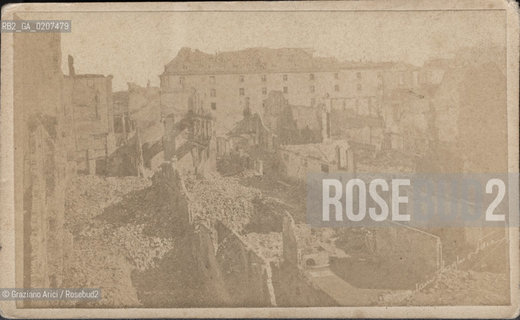 -PARIGI, SENZA INDICAZIONE DAUTORE, CASERNE DE LA FIUKMATT, 1871. STAMPA ALLALBUMINA INCOLLATA SU CARTONE, CARTE DE VISITE, CM 10,3X6,9  ©ARCHIVIO Graziano Arici/Rosebud2  CASERMA, ROVINE, COMUNE  DI PARIGI, FOTOANTICHE.-PARIS, NO AUTHORS INDICATION, CASERNE DE LA FIUKMATT, 1871. ALBUMEN PHOTOGRAPH MOUNTED ON CARDBOARD, CARTE DE VISITE CM 10,3X6,9 ©Graziano Arici / rosebud2