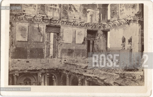 -PARIGI, SENZA INDICAZIONE DAUTORE, INTERIEUR DU CHATEAU DES TUILERIES SALLE DES MARECHAUX, 1871. STAMPA ALLALBUMINA INCOLLATA SU CARTONE, CARTE DE VISITE, CM 10,3X6,9  ©ARCHIVIO Graziano Arici/Rosebud2  INTERNO DEL DEL PALAZZO DE LE  TUILERIES, SALA DEI MARESCIALLI, ROVINE, COMUNE  DI PARIGI FOTOANTICHE.-PARIS, NO AUTHORS INDICATION, INTERIEUR DU CHATEAU DES TUILERIES SALLE DES MARECHAUX, 1871. ALBUMEN PHOTOGRAPH MOUNTED ON CARDBOARD, CARTE DE VISITE CM 10,3X6,9 ©Graziano Arici / rosebud2