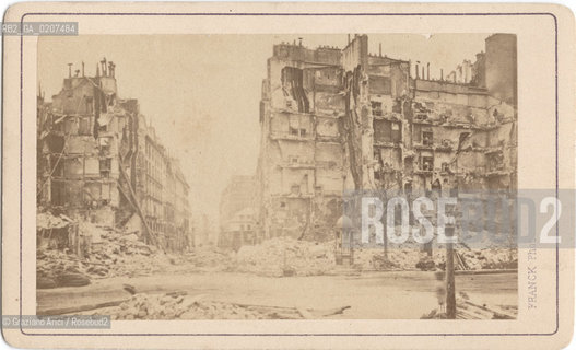 -PARIGI, PHOTOGRAPHIE FRANCK, RUINS A LA RUE ROYALE, 1871. STAMPA ALLALBUMINA INCOLLATA SU CARTONE, CARTE DE VISITE, CM 10,3X6,9  ©ARCHIVIO Graziano Arici/Rosebud2  ROVINE PARIGI IN RUE ROTALE , COMUNE DI PARIGI FOTOANTICHE.-PARIS, PHOTOGRAPHIE FRANCK, RUINS A LA RUE ROYALE, 1871. ALBUMEN PHOTOGRAPH MOUNTED ON CARDBOARD, CARTE DE VISITE CM 10,3X6,9 ©Graziano Arici / rosebud2