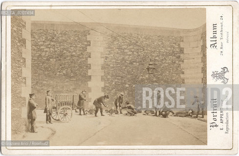 -PARIGI, EUGENE APPERT - RUE TAITBOUI 24, FUCILAZIONE DEGLI OSTAGGI ALLA PRIGIONE DELLA ROQUETTE, 1871. STAMPA ALLALBUMINA INCOLLATA SU CARTONE, CARTE DE VISITE, CM 15,3X10,5  ©ARCHIVIO Graziano Arici/Rosebud2  CADAVERE, PRETE, ESECUZIONE FOTOMONTAGGIO, COMUNE DI PARIGI FOTOANTICHE.-PARIS, EUGENE APPERT, EXECUTION OF THE HOSTAGES AT THE ROQUETTE PRISON,  1871. ALBUMEN PHOTOGRAPH MOUNTED ON CARDBOARD, CARTE DE VISITE CM 15,3X10,5 ©Graziano Arici / rosebud2