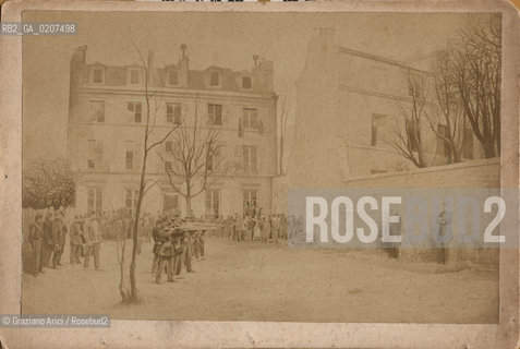 -PARIGI, SENZA INDICAZIONE DAUTORE, FUCILAZIONE DEI GENERALI CLEMENT THOMAS E JULES LECOMTE - MONTMARTRE, 18 MARZO 1871. STAMPA ALLALBUMINA INCOLLATA SU CARTONE, CARTE DE VISITE, CM 15,3X10,5  ©ARCHIVIO Graziano Arici/Rosebud2   FOTOMONTAGGIO, ESECUZIONE, COMUNE DI PARIGI, FOTOANTICHE.-PARIS, NO AUTHORS INDICATION, EXECUTION OF THE GENERALS CLEMENT THOMAS E JULES LECOMTE - MONTMARTRE, 18 MARCH 1871. ALBUMEN PHOTOGRAPH MOUNTED ON CARDBOARD, CARTE DE VISITE CM 15,3X10,5 ©Graziano Arici/Rosebud2 