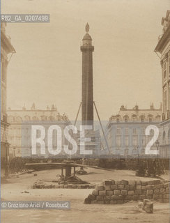 -PARIGI, BRAQUERAIS, ABBATTIMENTO DELLA COLONNA VENDOME, 1871. STAMPA ALLALBUMINA INCOLLATA SU CARTONE,  CM 10,5X6,4  ©ARCHIVIO Graziano Arici/Rosebud2  BARRICATA COMUNE DI PARIGI FOTOANTICHE.-PARIS, BRAQUERAIS, DEMOLITION OF THE  VENDOME COLUMN, 1871. ALBUMEN PHOTOGRAPH MOUNTED ON CARDBOARD, CM 10,5X6,4 ©Graziano Arici / rosebud2