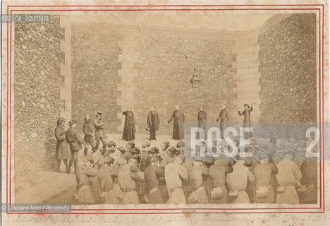 -PARIGI, EUGENE APPERT  - RUE TAITBOUI 24, EXECUTION OF THE HOSTAGES AT THE ROQUETTE PRISON, 1871. STAMPA ALLALBUMINA INCOLLATA SU CARTONE, CARTE DE VISITE, CM 15,3X10,5  ©ARCHIVIO Graziano Arici/Rosebud2  ESECUZIONE DEGLI OSTAGGI ALLA PRIGIONE ROQUETTE, FUCILAZIONE, PRETE, FOTOMONTAGGIO, COMUNE DI PARIGI FOTOANTICHE.-PARIS, EUGENE APPERT, EXECUTION OF THE HOSTAGES AT THE ROQUETTE PRISON,  1871. ALBUMEN PHOTOGRAPH MOUNTED ON CARDBOARD, CARTE DE VISITE CM 15,3X10,5 ©Graziano Arici / rosebud2
