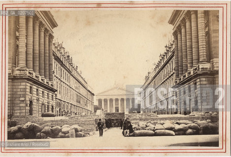 -PARIGI, SENZA INDICAZIONE DAUTORE, BARRICATE IN THE PLACE DE LA MADELEINE - RUE ROYALE, 1870. STAMPA ALLALBUMINA INCOLLATA SU CARTONE, CARTE DE VISITE, CM 15X10,5  ©ARCHIVIO Graziano Arici/Rosebud2  NAPOLEON LOUIS GAILLARD PERE, BARRICATA, COMUNE DI PARIGI,  FOTOANTICHE.-PARIS, NO AUTHORS INDICATION, BARRICATE IN THE PLACE DE LA MADELEINE - RUE ROYALE, 1870. ALBUMEN PHOTOGRAPH MOUNTED ON CARDBOARD, CARTE DE VISITE CM 15X10,5 ©Graziano Arici / rosebud2