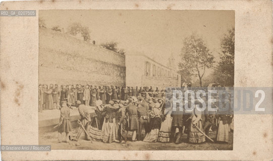 -PARIGI, EUGENE APPERT, FUCILAZIONE DEI 62 OSTAGGI RUE HAXO 85 A BELLEVILLE, 26 MAGGIO 1871 ALLE CINQUE DELLA SERA. STAMPA ALLALBUMINA INCOLLATA SU CARTONE, CARTE DE VISITE, CM 6,3X10,5  ©ARCHIVIO Graziano Arici/Rosebud2   PRETE, FOTOMONTAGGIO, ESECUZIONE, COMUNE DI PARIGI FOTOANTICHE.-PARIS, EUGENE APPERT, EXECUTION OF THE HOSTAGES RUE HAXO 85 A BELLEVILLE,  26 MAY 1871 AT 5 P.M. ALBUMEN PHOTOGRAPH MOUNTED ON CARDBOARD, CARTE DE VISITE CM 6,3X10,5 ©Graziano Arici / rosebud2