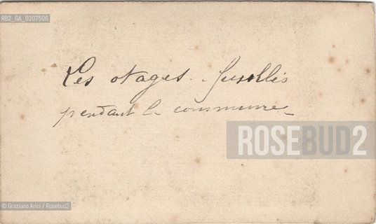-PARIGI, EUGENE APPERT, FUCILAZIONE DEI 62 OSTAGGI RUE HAXO 85 A BELLEVILLE (RETRO), 26 MAGGIO 1871 ALLE CINQUE DELLA SERA. STAMPA ALLALBUMINA INCOLLATA SU CARTONE, CARTE DE VISITE, CM 15,3X10,5  ©ARCHIVIO Graziano Arici/Rosebud2   PRETE, FOTOMONTAGGIO, ESECUZIONE, COMUNE DI PARIGI  FOTOANTICHE.-PARIS, EUGENE APPERT, EXECUTION OF THE HOSTAGES RUE HAXO 85 A BELLEVILLE,  26 MAY 1871 AT 5 P.M. ALBUMEN PHOTOGRAPH MOUNTED ON CARDBOARD, CARTE DE VISITE CM 15,3X10,5 ©Graziano Arici / rosebud2