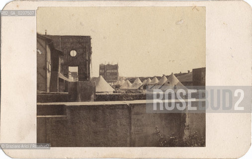 -PARIGI, SENZA INDICAZIONE DAUTORE, CAMP DENFANTERIE BOULEVARD DE ROCHECHOUARD, 1871. STAMPA ALLALBUMINA INCOLLATA SU CARTONE, CARTE DE VISITE, CM 6,3X10,5  ©ARCHIVIO Graziano Arici/Rosebud2   ACCAMPAMENTO DI FANTERIA, COMUNE DI PARIGI, FOTOANTICHE.-PARIS, NO AUTHORS INDICATION, CAMP DENFANTERIE BOULEVARD DE ROCHECHOUARD,  1871. ALBUMEN PHOTOGRAPH MOUNTED ON CARDBOARD, CARTE DE VISITE CM 6,3X10,5 ©Graziano Arici / rosebud2