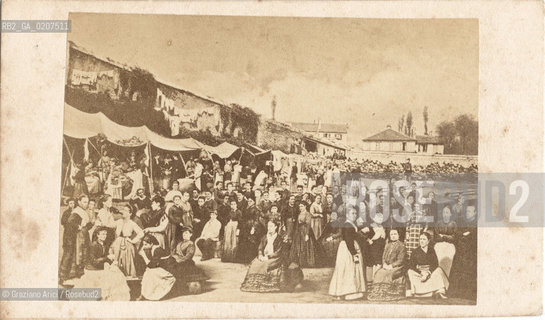 -PARIGI, EUGENE APPERT, PRISIONNIERES A LA PRISON DES CHANTIERS DE VERSAILLES, 1871. STAMPA ALLALBUMINA INCOLLATA SU CARTONE, CARTE DE VISITE, CM 6,3X10,5  ©ARCHIVIO Graziano Arici/Rosebud2  FOTOMONTAGGIO, PRIGIONIERI NELLA PRIGIONE DEL CORTILE DI VERSAILLES, COMUNE DI PARIGI, FOTOANTICHE.-PARIS, EUGENE APPERT, PRISIONNIERES A LA PRISON DES CHANTIERS DE VERSAILLES,  1871. ALBUMEN PHOTOGRAPH MOUNTED ON CARDBOARD, CARTE DE VISITE CM 6,3X10,5 ©Graziano Arici / rosebud2