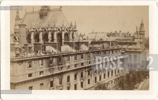 -PARIGI, SENZA INDICAZIONE DAUTORE, PALAIS DE JUSTICE, 1871. STAMPA ALLALBUMINA INCOLLATA SU CARTONE, CARTE DE VISITE, CM 10,7X6,8  ©ARCHIVIO Graziano Arici/Rosebud2  PALAZZO DI GIUSTIZIA, ROVINE, COMUNE DI PARIGI FOTOANTICHE.-PARIS, NO AUTHORS INDICATION,PALAIS DE JUSTICE, 1871. ALBUMEN PHOTOGRAPH MOUNTED ON CARDBOARD, CARTE DE VISITE CM 10,7X6,8 ©Graziano Arici / rosebud2