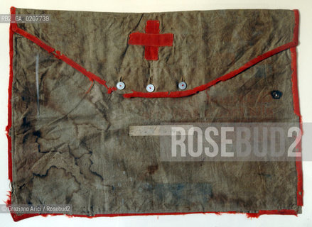 -PARIGI, SACCA DI UN VOLONTARIO DELLA CROCE ROSSA DEL PERIODO DELLA COMUNE DI PARIGI, 1871. TELA,  CM 52X36  ©ARCHIVIO Graziano Arici/Rosebud2  FOTOANTICHE.-PARIS, VOLUNTEERS BAG OF THE PERIOD OF COMMUNE OF PARIS, 1871. CLOTH,  CM 52X36  ©Graziano Arici / rosebud2