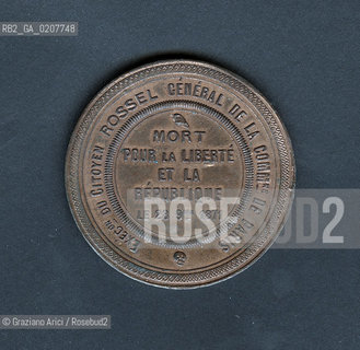 -PARIGI, MONETA COMMEMORATIVA IN MEMORIA DELL ESECUZIONE DI LOUIS NATHANIEL ROSSEL,  (RETRO) EXECUTION DU CITOYEN ROSSEL GENERAL DE LA COMMUNE DE PARIS, MORT POUR LA LIBERTE ET LA REPUBLIQUE LA 28 9BRE 1971, REPUBLIQUE FRANCAISE 1871. OTTONE E RAME, DIAMETRO CM 4,5 ©ARCHIVIO Graziano Arici/Rosebud2    COMUNE DI PARIGI FOTOANTICHE.-PARIS, COMMEMORATIVE COIN IN MEMORY OF LOUIS NATHANIEL ROSSEL, EXECUTION DU CITOYEN ROSSEL GENERAL DE LA COMMUNE DE PARIS, MORT POUR LA LIBERTE ET LA REPUBLIQUE LA 28 9BRE 1971, REPUBLIQUE FRANCAISE, 1871.  COPPER AND BRASS, DIAMETER CM 4,5 ©Graziano Arici / rosebud2