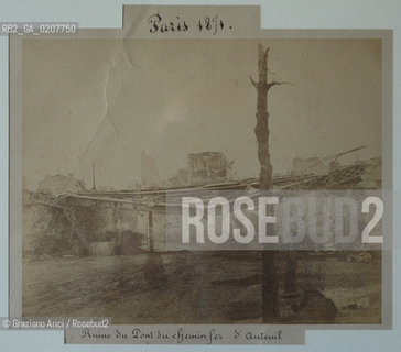 -PARIGI, 1871, RUINE DU PONT DU CHEMIN DE FER DAUTEUIL, 1871. STAMPA ALLALBUMINA INCOLLATA SU CARTONE, CM 28X24 ©ARCHIVIO Graziano Arici/Rosebud2   .PARIS 1871, RUINE DU PONT DU CHEMIN DE FER DAUTEUIL, COMUNE DI PARIGI, ROVINE, COMUNE DI PARIGI FOTOANTICHE.-PARIS,  DESASTRES DE LA GUERRE, INTERIEUR DU FORT DISSY, 1871. ALBUMEN PHOTOGRAPH MOUNTED ON CARDBOARD, CM 49X40  ©Graziano Arici / rosebud2