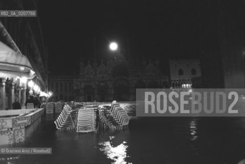 VENEZIA 1981 ACQUA ALTA IN PIAZZA SAN MARCO NOTTURNA ©Graziano Arici/Rosebud2 ALTA MAREA BASILICA
