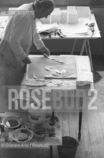 VENEZIA 1982 IL PITTORE GIUSEPPE SANTOMASO NEL SUO STUDIO ©Graziano Arici/Rosebud2 ARTE