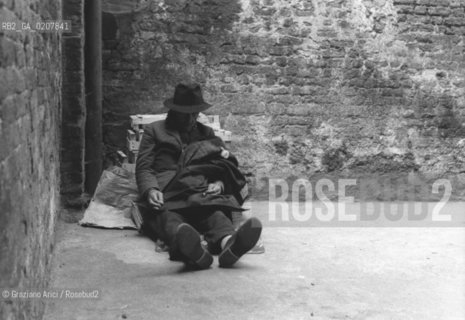 VENEZIA 1973-74 C.A. SENZATETTO CHE DORME ©Graziano Arici/Rosebud2 BARBONE