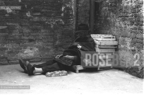 VENEZIA 1973-74 C.A. SENZATETTO CHE DORME ©Graziano Arici/Rosebud2 BARBONE