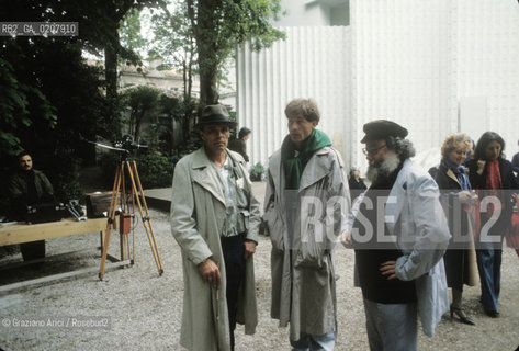 IL CRITICO DARTE PIERRE RESTANY CON GLI ARTISTI JOSEPH BEUYS ED ANSELM KIEFER - VENEZIA - 1980 - ©Graziano Arici/Rosebud2 / ARTE / PITTORE / XXXIX ESPOSIZIONE  BIENNALE INTERNAZIONALE DARTE.