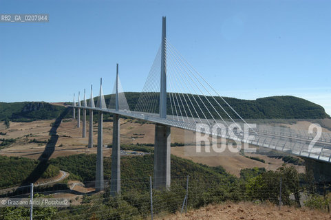 ( FRANCIA  )  LANGUEDOC-ROUSSILLON ALTIPIANO DEL LARZAC CAUSSE : VIADUC DE MILLAU © 2007 Graziano Arici/Rosebud2 / GEO / ARCHITETTURA CONTEMPORANEA NORMAN FOSTER.