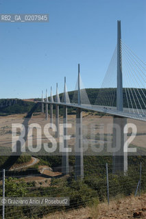 ( FRANCIA  )  LANGUEDOC-ROUSSILLON ALTIPIANO DEL LARZAC CAUSSE : VIADUC DE MILLAU © 2007 Graziano Arici/Rosebud2 / GEO / ARCHITETTURA CONTEMPORANEA NORMAN FOSTER.
