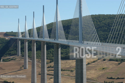 ( FRANCIA  )  LANGUEDOC-ROUSSILLON ALTIPIANO DEL LARZAC CAUSSE : VIADUC DE MILLAU © 2007 Graziano Arici/Rosebud2 / GEO / ARCHITETTURA CONTEMPORANEA NORMAN FOSTER.