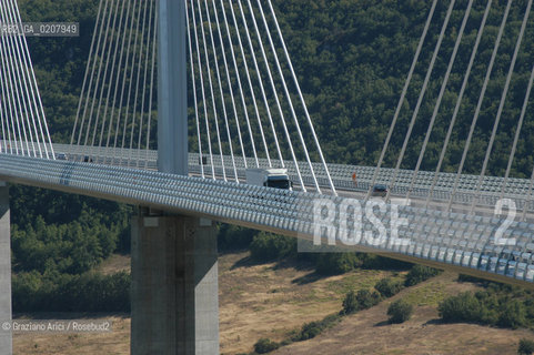 ( FRANCIA  )  LANGUEDOC-ROUSSILLON ALTIPIANO DEL LARZAC CAUSSE : VIADUC DE MILLAU © 2007 Graziano Arici/Rosebud2 / GEO / ARCHITETTURA CONTEMPORANEA NORMAN FOSTER.