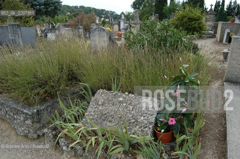FRANCIA (PROVENCE-PROVENZA)  LA TOMBA DI ALBERT CAMUS NEL CIMITERO DI LOURMARIN © 2006 Graziano Arici/Rosebud2 / GEO LETTERATURA