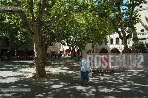 FRANCIA (LANGUEDOC-ROUSSILON) UZES : LA PLACE AUX HERBES © 2006 Graziano Arici/Rosebud2 / GEO PIAZZA MERCATO ROSSO STOFFA ALBERO